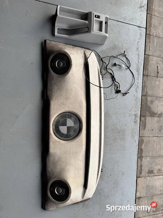 Półka z elektryczną roleta BMW e34 sedan