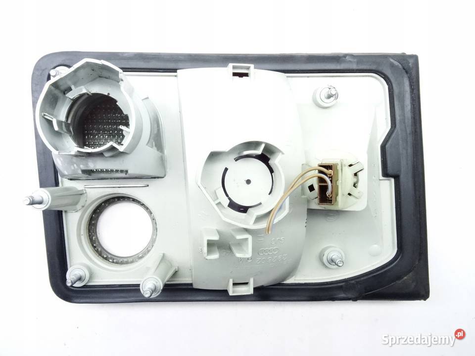 AUDI A8 D2 9402 LAMPA SWIATLO TYLNA KLAPY TYL Przemęt