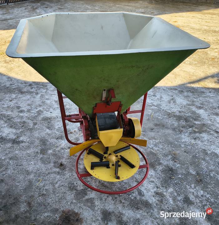 Rozsiewacz nawozu MOTYL NO31M1 do wapn soli Rozsiewacze nawozów Wielgomłyny