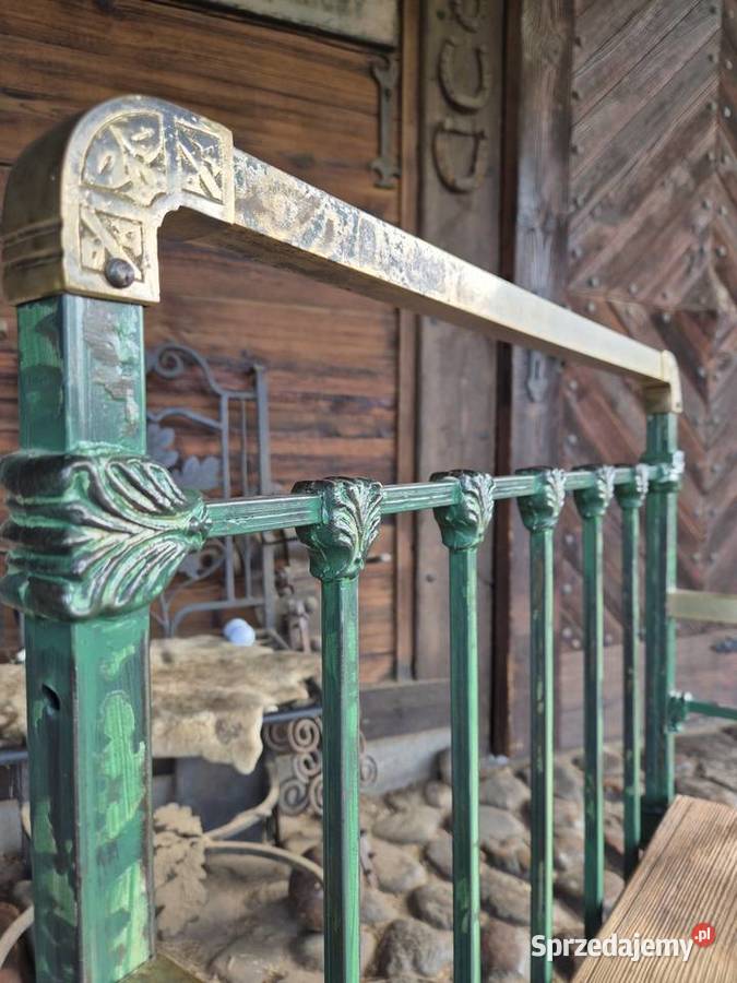 Urocza mała metalowa ławka Kamieńczyk