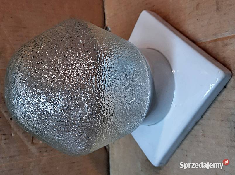 Lampa z oprawą porcelanową naścienna E 27 z lat Ostrów Wielkopolski