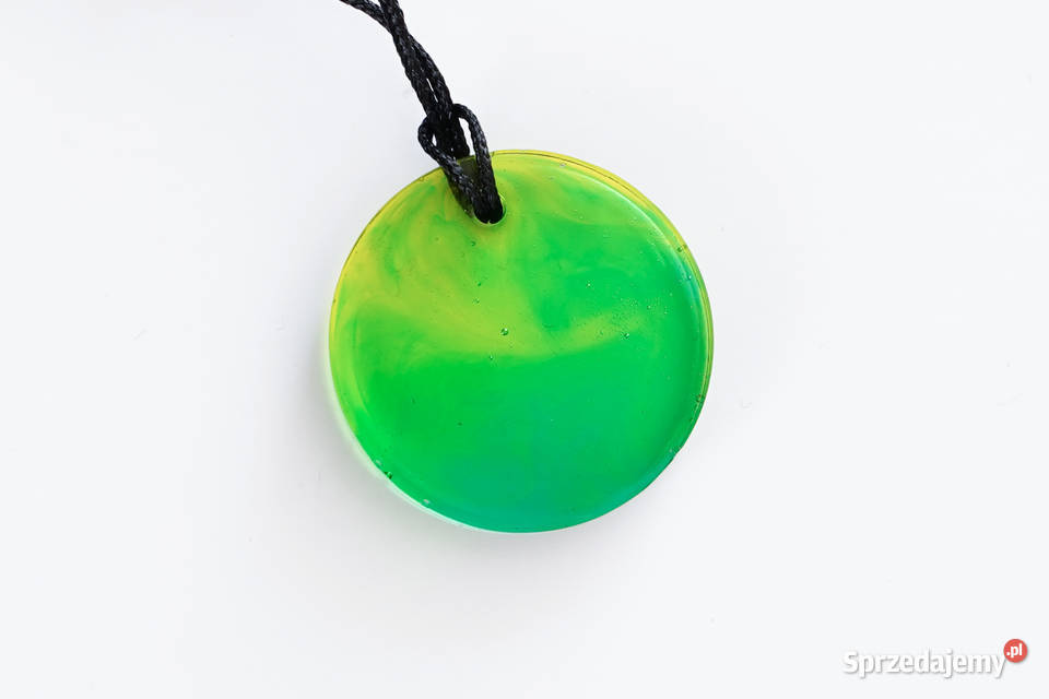 Okrągły zielono żółty wisiorek z żywicy Warszawa
