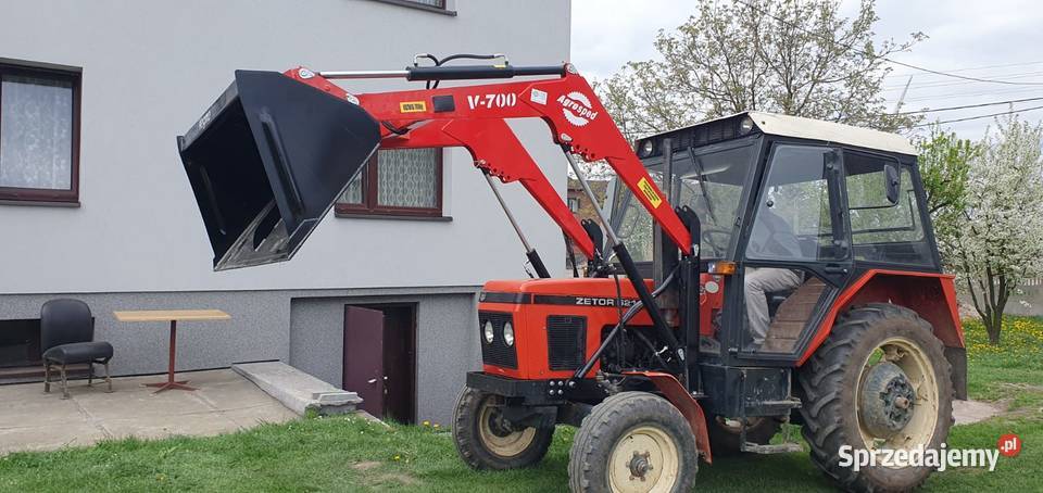 Ładowacz czołowy firmy Agrosped model V700 Libidza