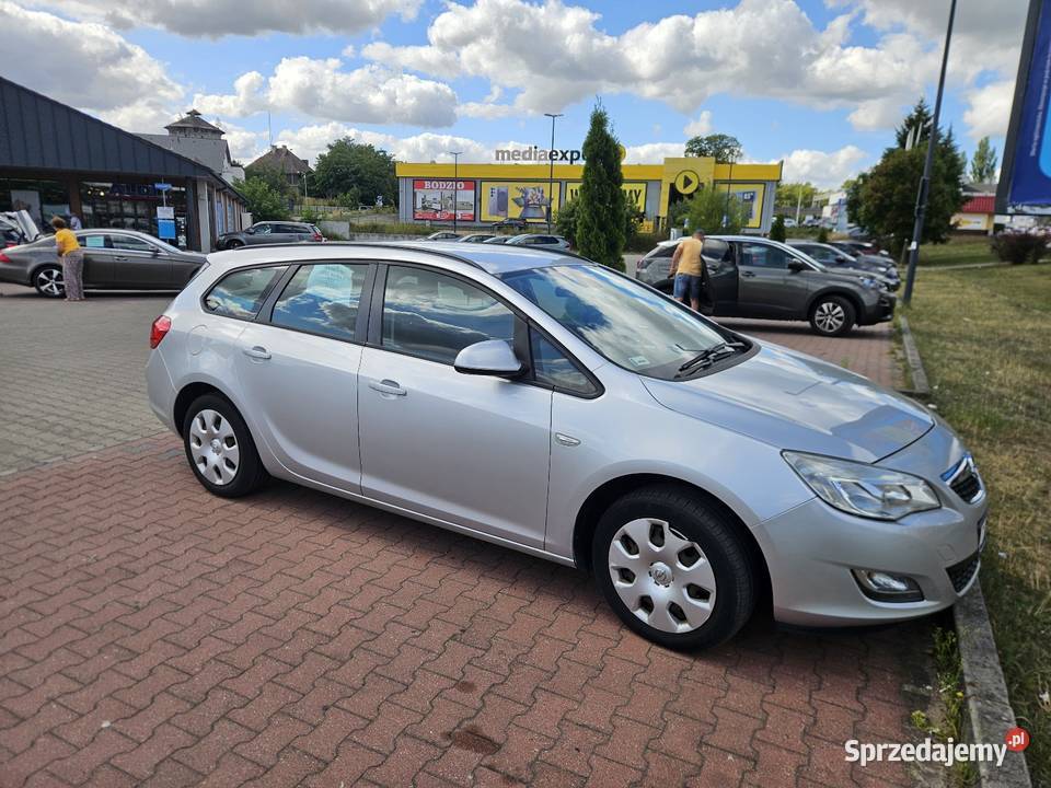 Opel Astra j kombi 17isuzusuper stan Recz