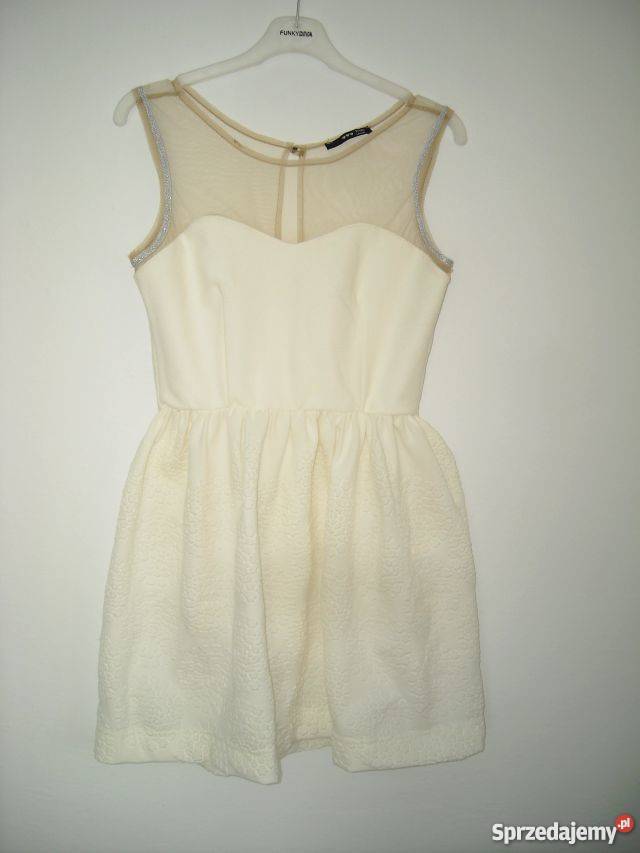 kremowa sukienka tfnc london s