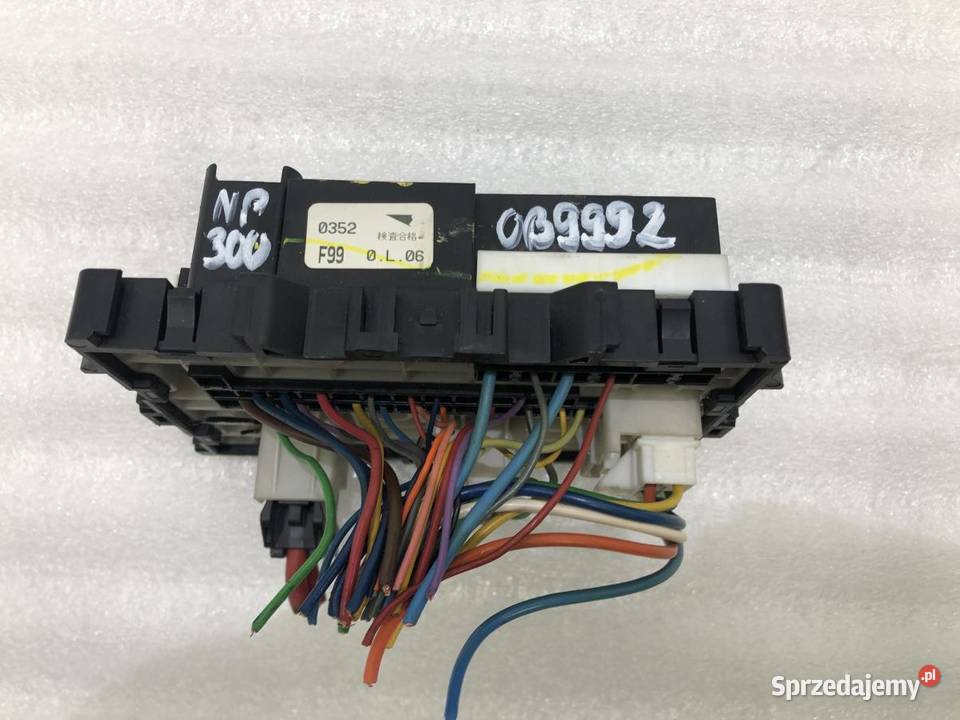 SKRZYNKA BEZPIECZNIKÓW NISSAN NP300 wielkopolskie