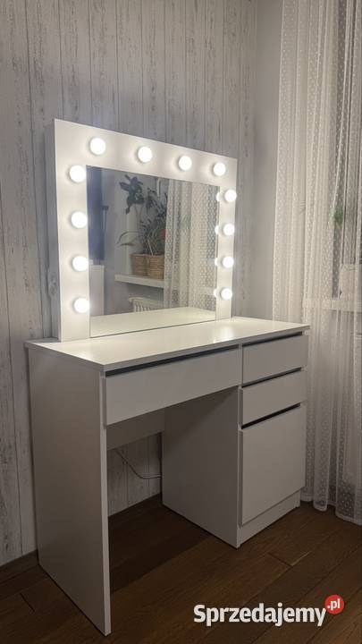 Biała toaletka z lustrem i oświetleniem LED sprzedam