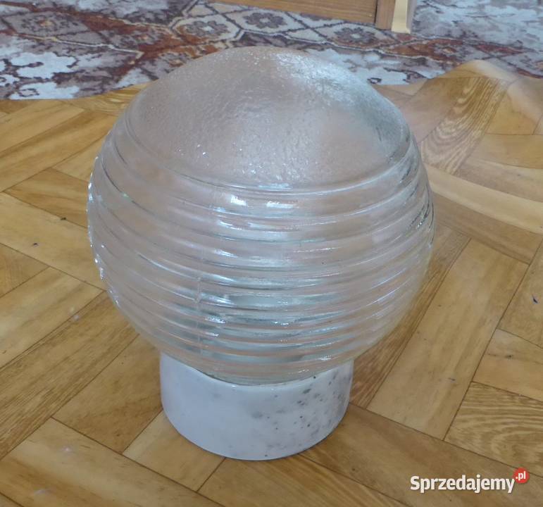 Stara lampa z kloszem z grubego szkła z czasów Głuchołazy