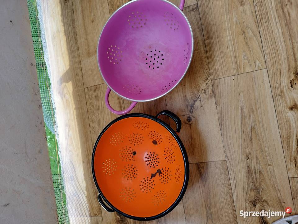 Dwa durszlaki emaliowane do ozdoby Choszczno