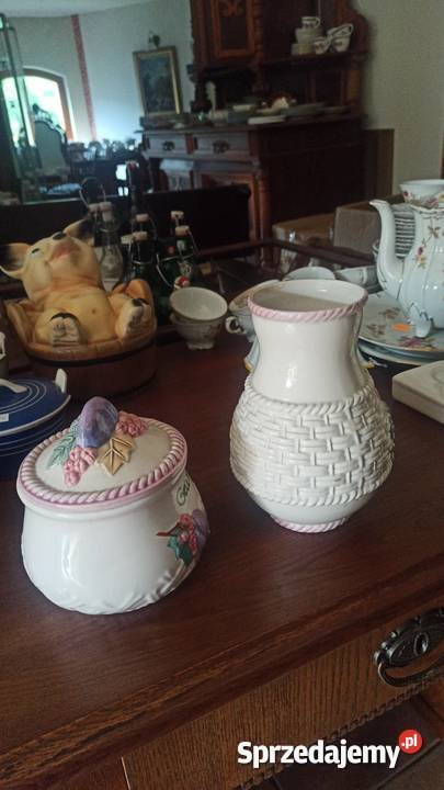 Pojemnik z truskawkami i śliwkami