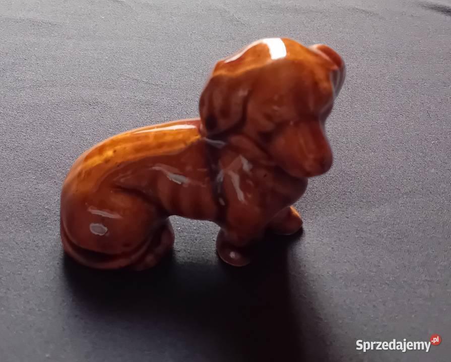 Figurka z porcelitu siedzący piesek jamnik PRL Porcelana i szkło Koźminek