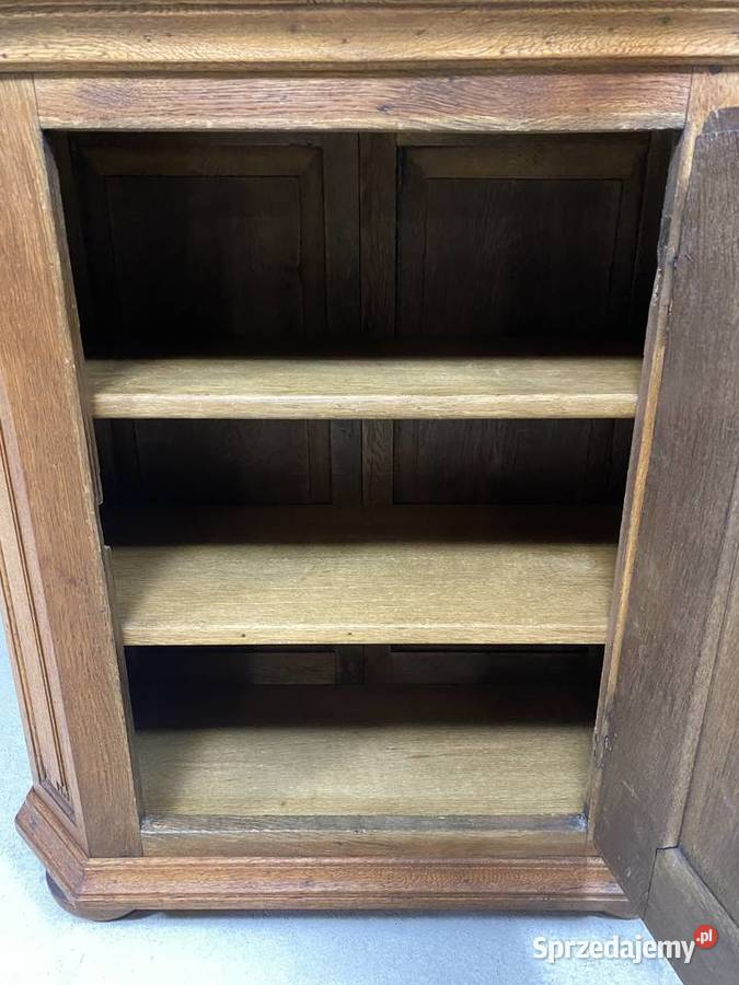 Klasyczna wąska witryna dębowa w rustykalnym Budno