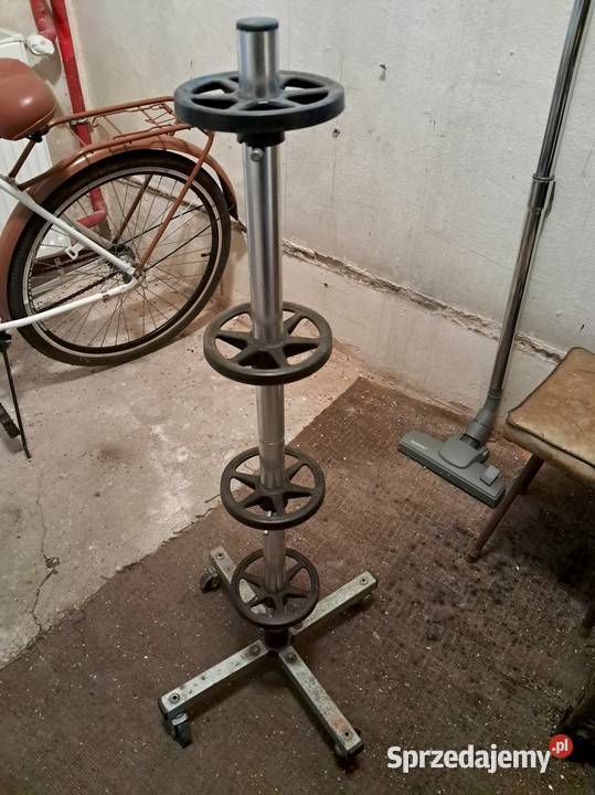 Praktyczny pionowy stojak wieszak na cztery koła Pozostałe małopolskie