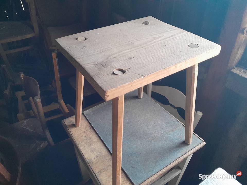 Mały drewniany surowy stołeczek taboret