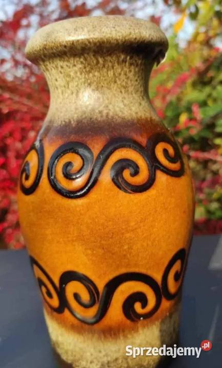 Wazon ceramiczny szkliwiony zdobiony reliefami w Pabianice