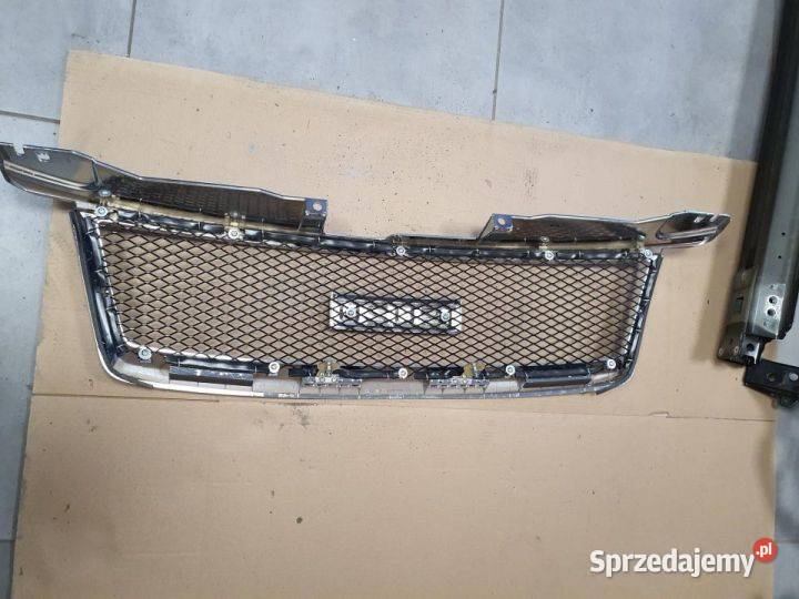 Isuzu D 08 atrapa zderzaka przód grill chrom OE Motycz