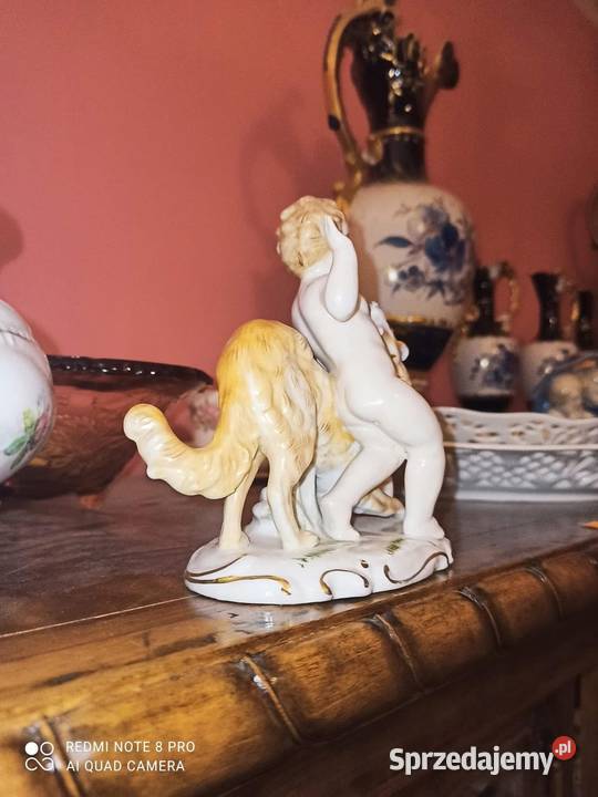 Figurka Putto z chartem Syg Import Gdańsk