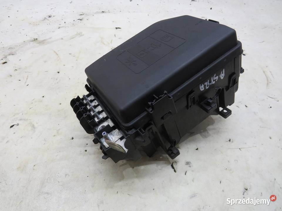 SKRZYNKA BEZPIECZNIKÓW OPEL ASTRA K 13379209 osobowe