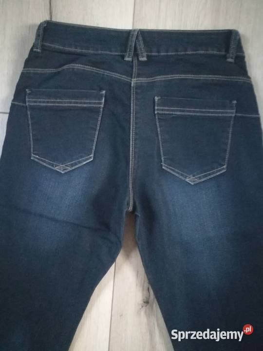 Damskie spodnie z ciemnego denimu w idealnym niebieski Dębica