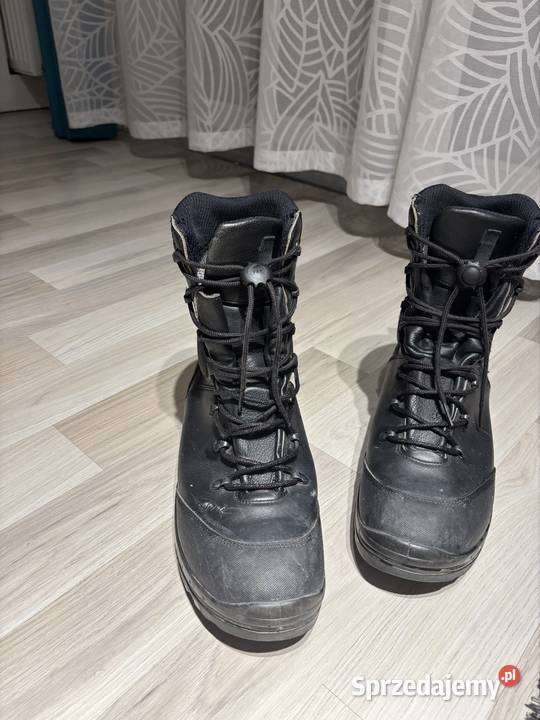 Zadbane buty służbowe rozmiar 475