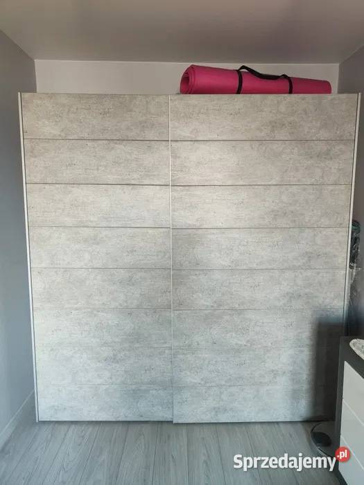 Szafa z drzwiami przesuwnymi