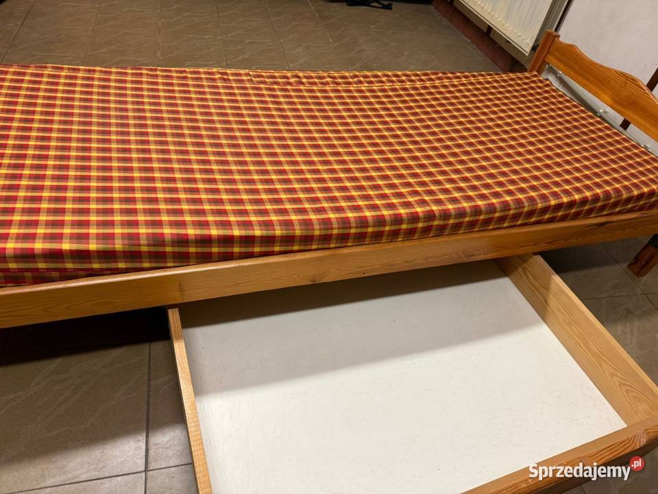 Łóżka drewniane z materacem i półką podlaskie