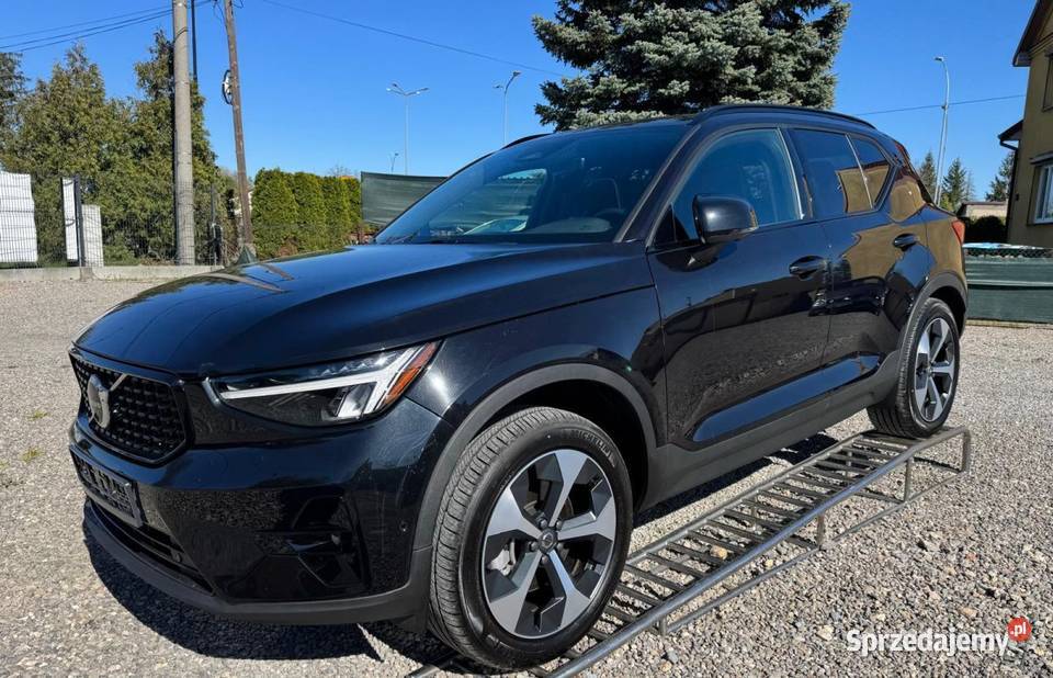 VOLVO XC40 B5 AWD MOMENTUM PRO 20 benzyna 250 250KM Nisko