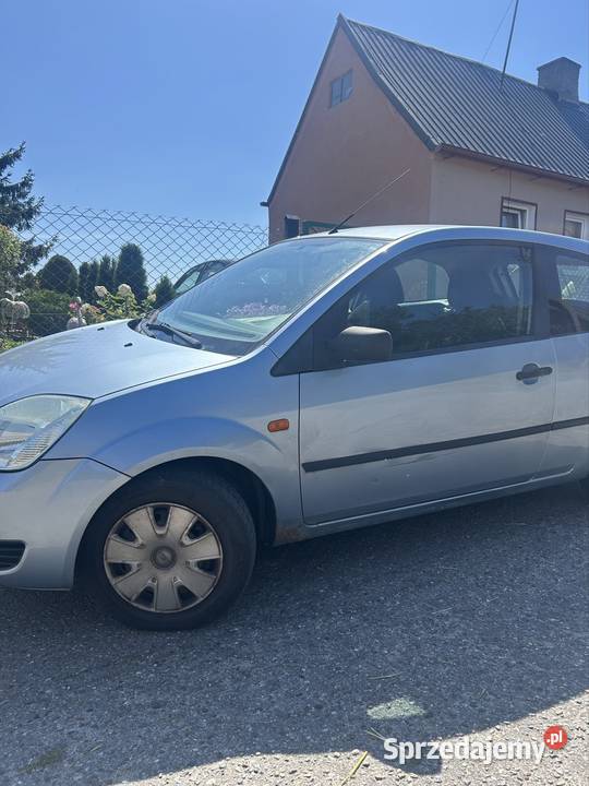 Ford fiesta niebiesko srebrny Mała Cerkwica