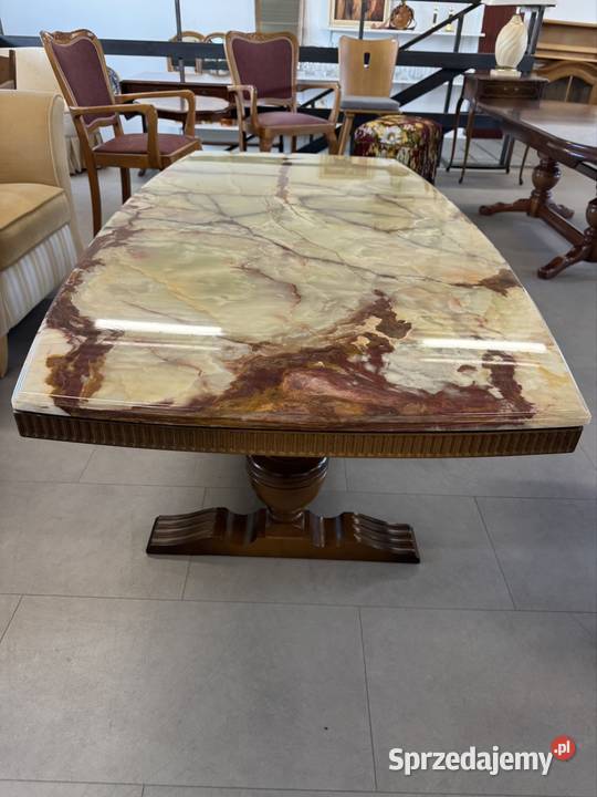 Drewniana ława w kolorze orzechowym z marmurowym