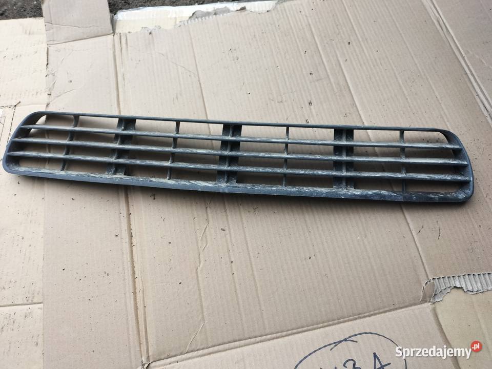 AUDI 80 B4 8A0807683 ŚRODKOWA KRATKA ZDERZAKA osobowe Kamień-Kolonia