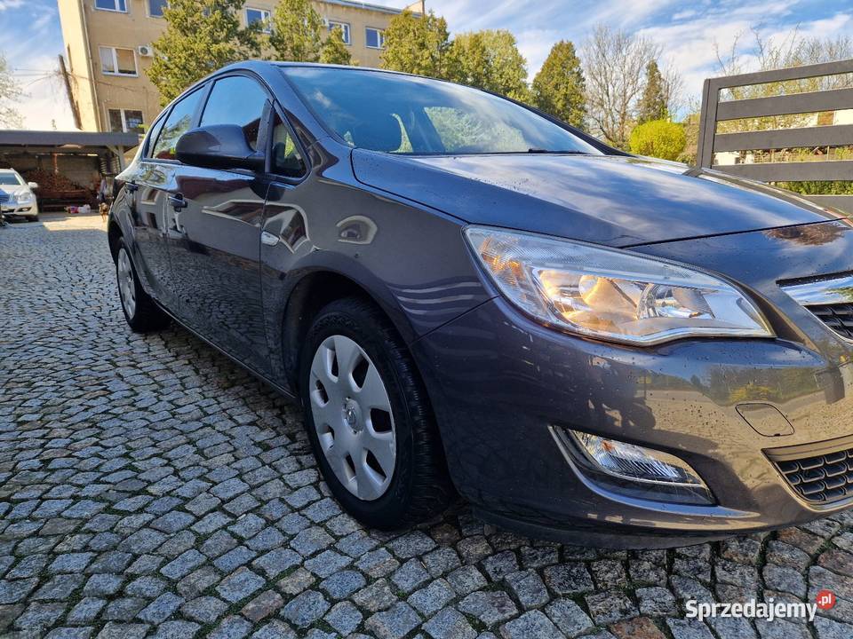 Astra J 100 bez wypadku oryginalny lakier 212000km