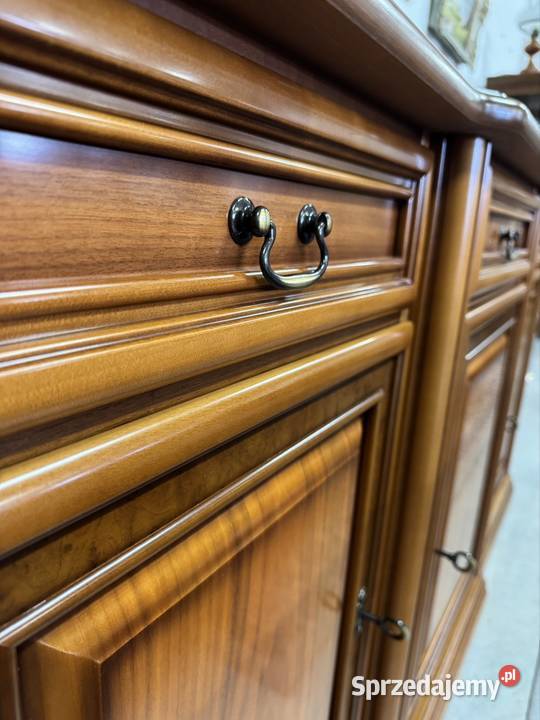 Drewniana komoda na cokole z trzema szufladami i Ełk