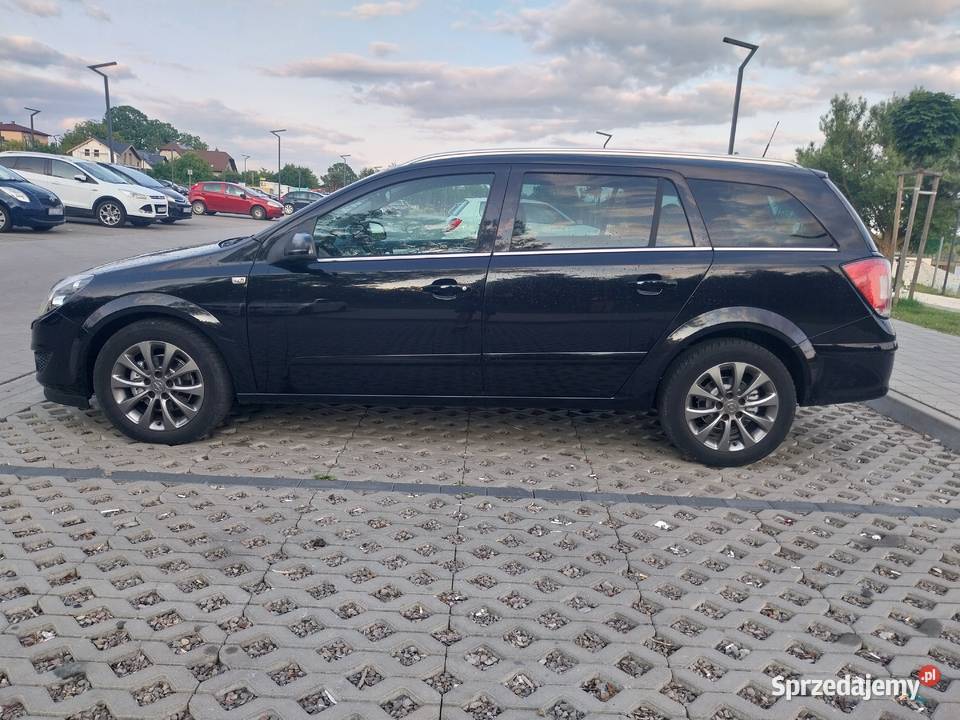 Opel Astra H 17 Kombi 2010r lakier metallic Starachowice sprzedam