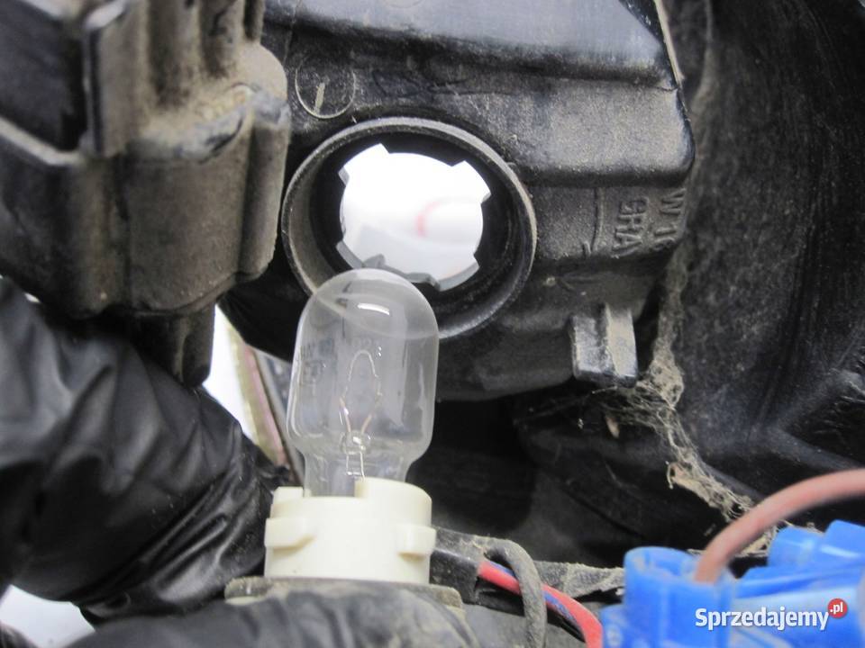 MITSUBISHI L200 07r Lampa lewy tył tylna Kielce