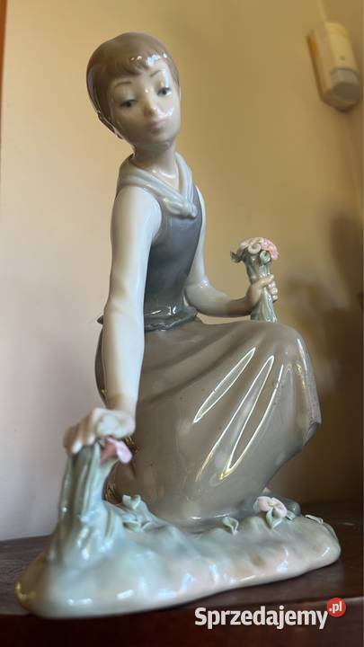 Figurka Dziewczyna zrywająca kwiaty Lladro Gdańsk
