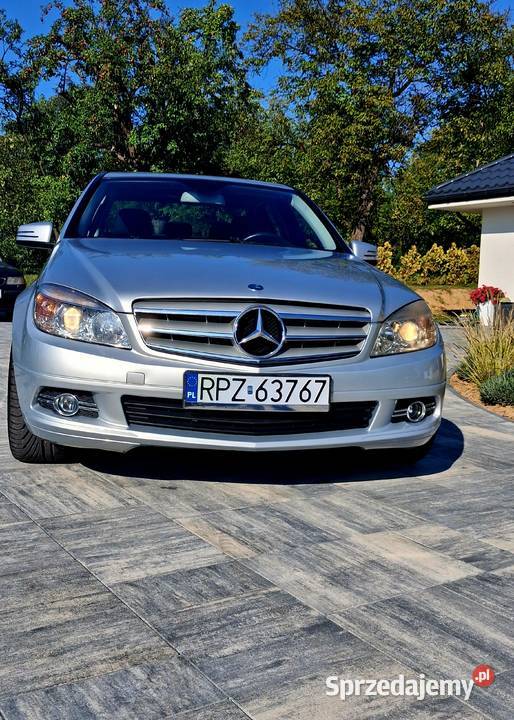 MercedesBenz srebrny Sietesz