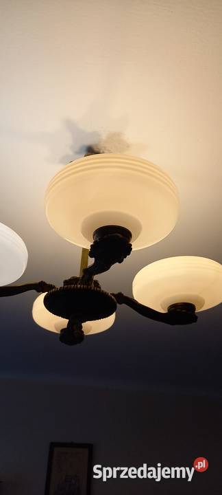 Mosiężny czteroramienny żyrandol z kloszami Skierniewice