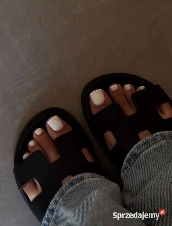 Pedicure i manicure gładkie stopy i perfekcyjne