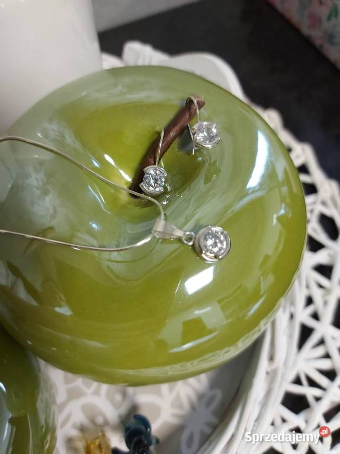 Srebrny łańcuszek z zawieszką z cyrkonią