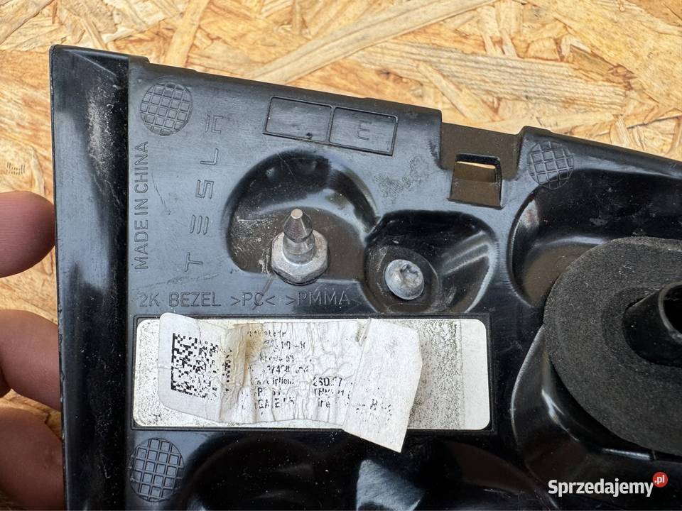 Lampa w klapę tesla 3 III Y prawa rh 150208900C wielkopolskie Międzychód