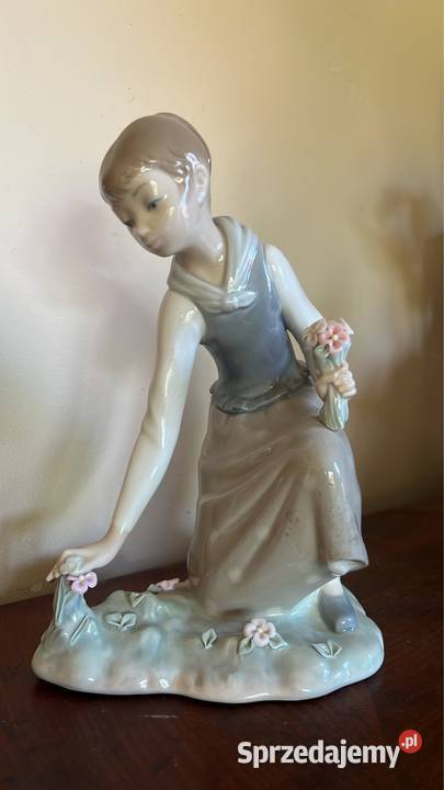 Figurka Dziewczyna zrywająca kwiaty Lladro sprzedam