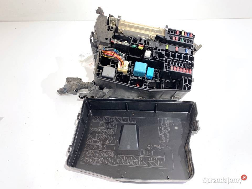 SKRZYNKA BEZPIECZNIKÓW TOYOTA AURIS I 8266212270 osobowe Układ elektryczny, zapłon