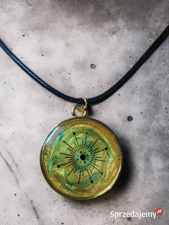 Własnoręcznie robiony naszyjnik z żywicy z