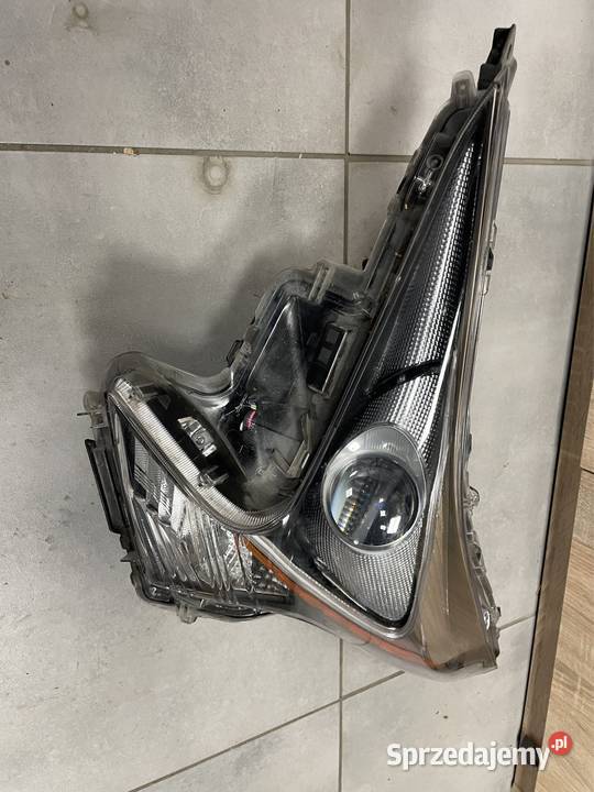 Toyota Prius 15 reflektor lewy przód Kozubszczyzna sprzedam
