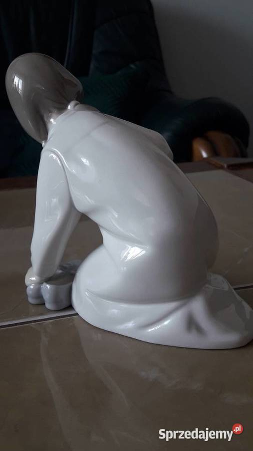 Figurka porcelanowa Lladro dziewczyna z bucikami Janów Lubelski