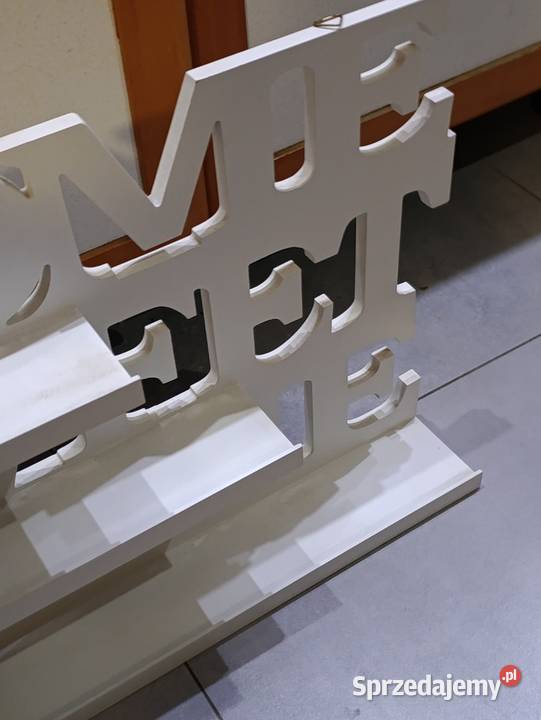 biała drewniana dekoracja stojąca z napisem Home wielkopolskie Poznań