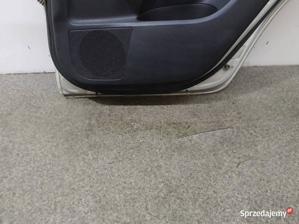 DRZWI PRAWE TYŁ SREBRNE Toyota Auris I 20062012 Części samochodowe sprzedam