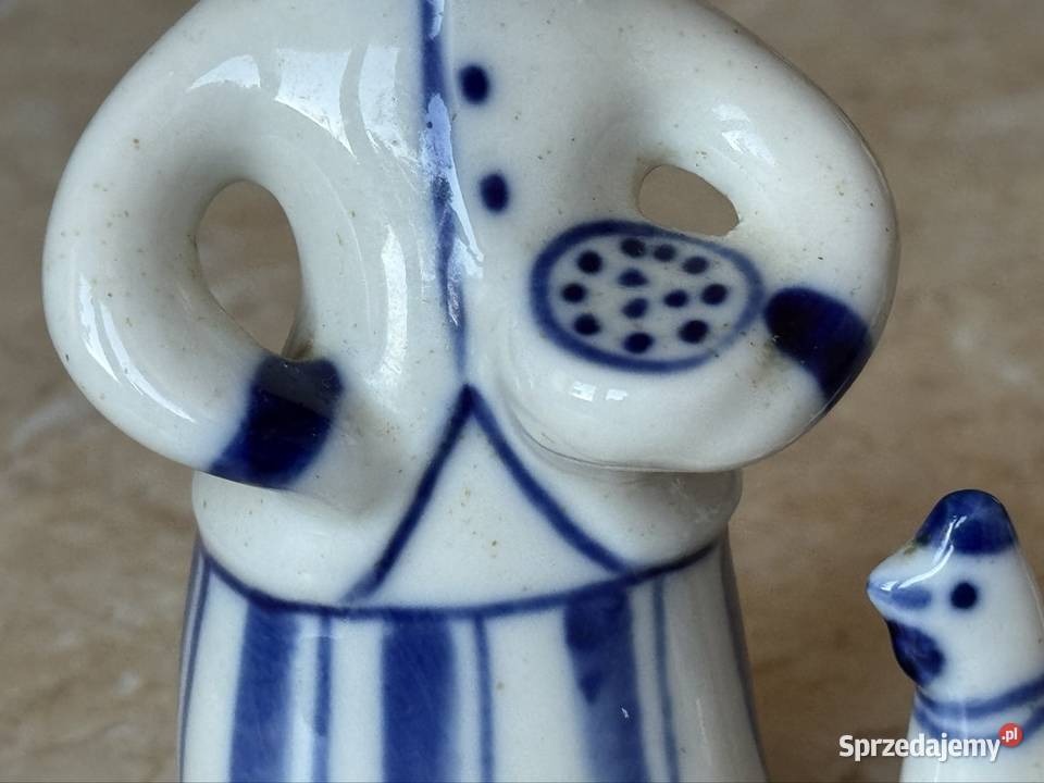 Figurka kobieta karmiąca kurę Mielec