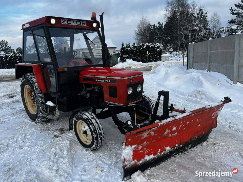 Zetor 7011 z pługiem do śniegu