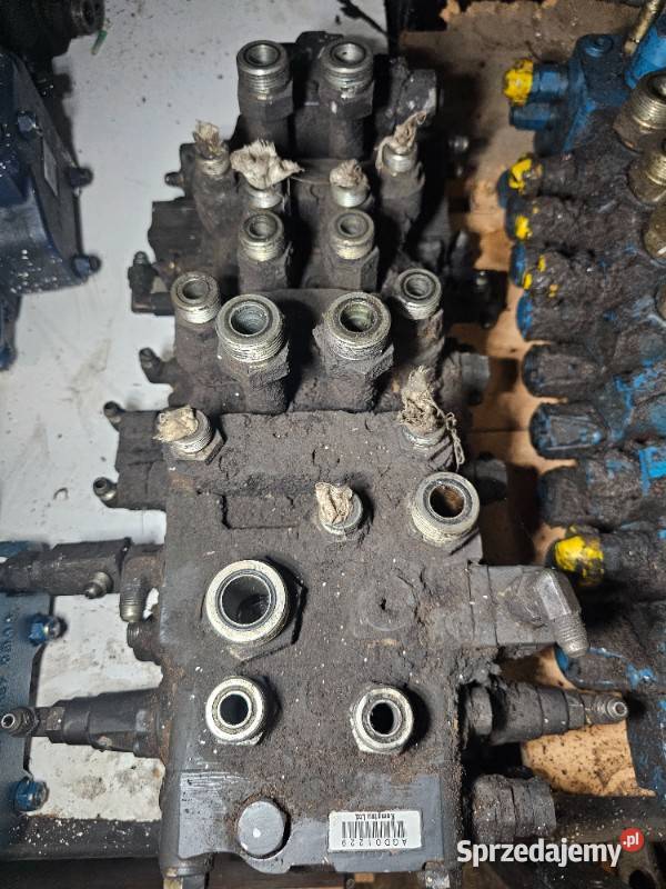 Rozdzielacz hydrauliczny Komatsu WB 97 na części Gdynia sprzedam